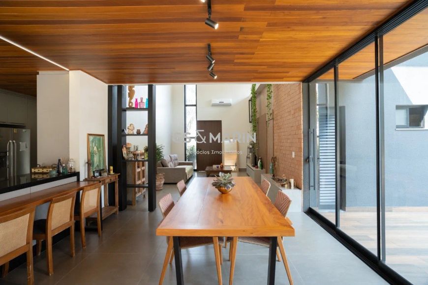 Venda de Casa em Condomínio em Londrina-PR, bairro Esperança e 1350m² Área Terreno