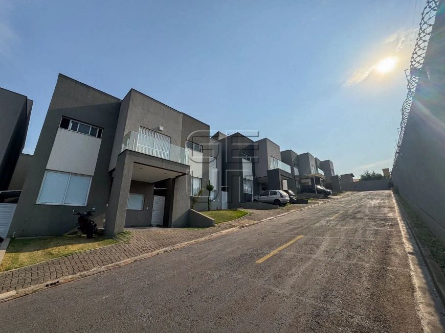 Sobrado no Cond. Village Tókio, com 3 dormitórios, suíte e demi-suíte, à Venda, 165 m² por R$ 710.0