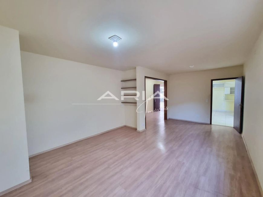 Casa com 3 quartos, sendo 1 suíte e 4 vagas no Jardim Alvorada, Londrina - PR