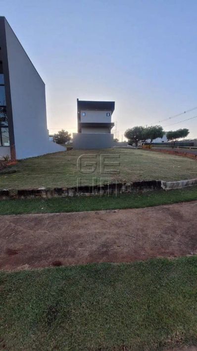 Terreno de esquina à venda no condomínio Araçari, na zona leste de Londrina.