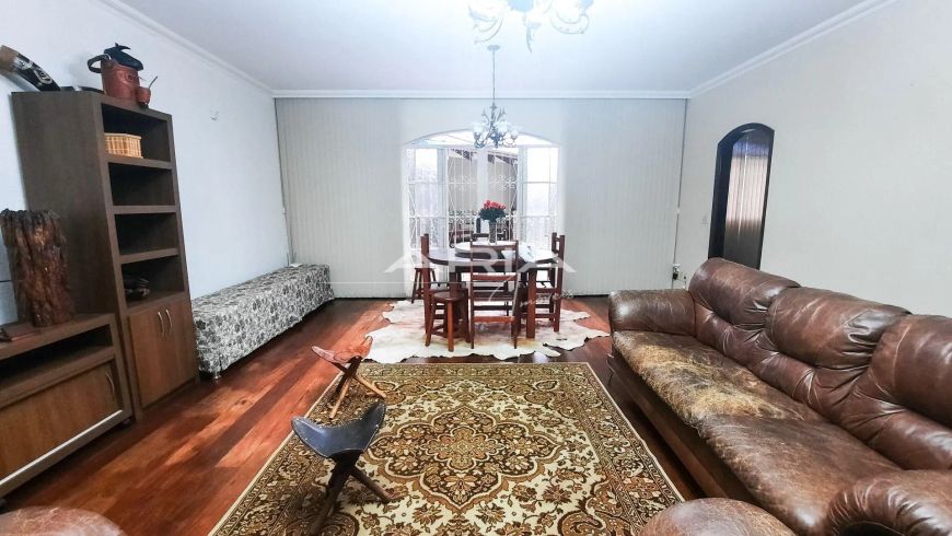 Sobrado à venda 4 quartos, uma suíte, Vila Fujita, Londrina PR