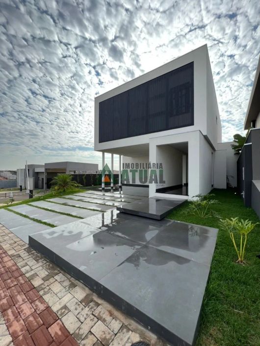 Casa em condomínio fechado com 3 suítes, sendo uma máster, na região Leste de Londrina