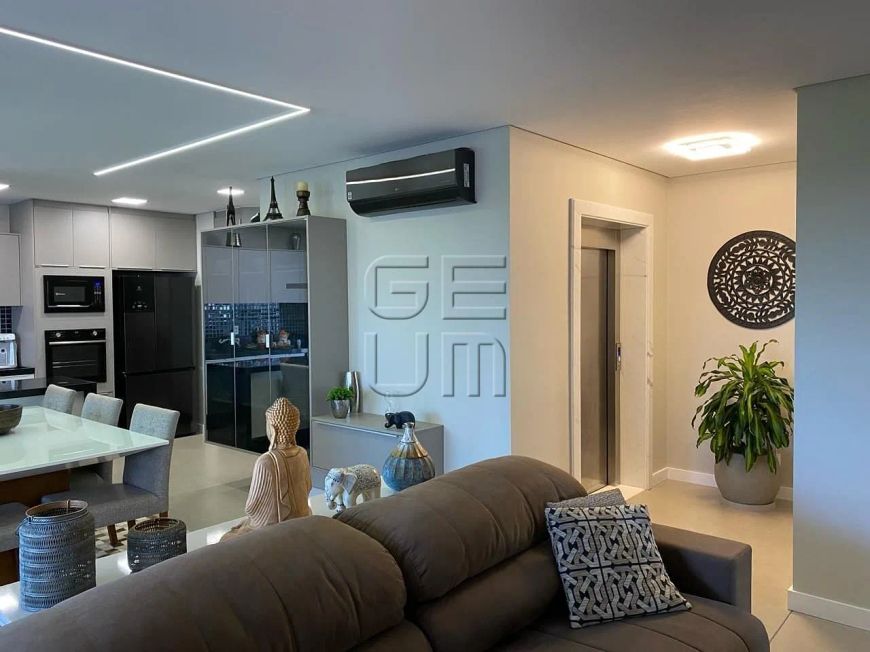 Apartamento no Ed. Trianon, 155m² de área privativa, com 3 suítes, 2 vagas, face sul, à Venda por R