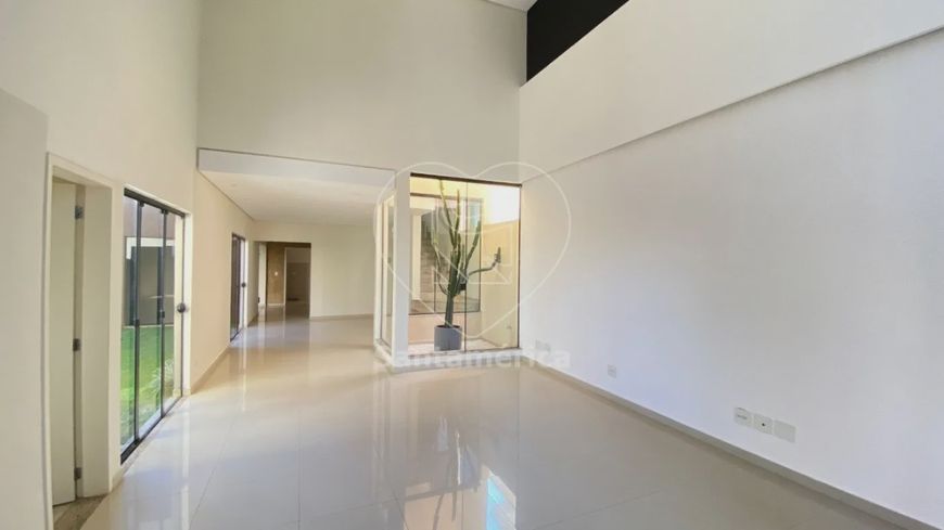 Casa para alugar no Condomínio Royal Forest, localizado na região sul.