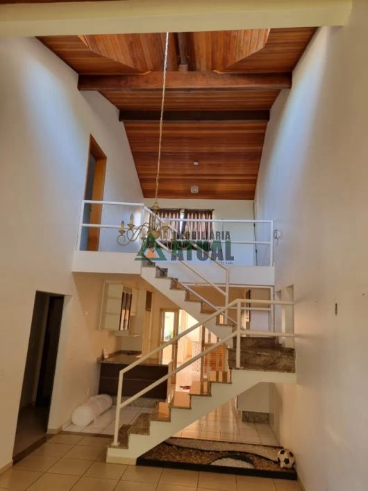 Casa com 04 quartos, sendo 02 suítes na região Leste de Londrina