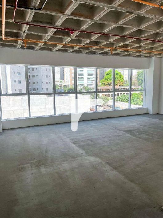 Sala comercial com 68,42m² privativos, no coração da Gleba Palhano, andar médio, face sul, sem uso,