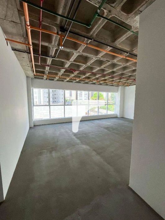 Sala comercial com 68,42m² privativos, no coração da Gleba Palhano, andar médio, face sul, sem uso,