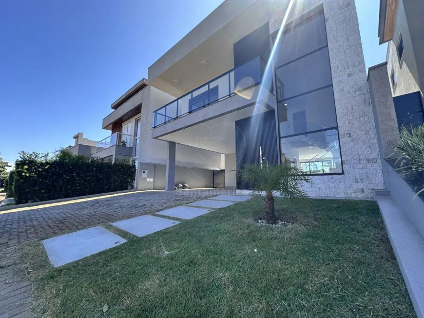 Casa à Venda no Condomínio Araçari Parque Tauá com 3 Suítes e Piscina