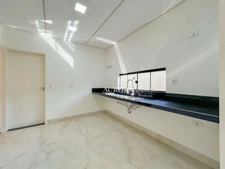 Linda casa térrea à venda - com 147m² de área útil, sendo 3 suítes - 1 master, Condomínio Parque Tau