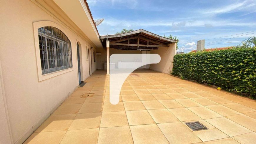 Casa com espaço gourmet e piscina, região Lago Parque