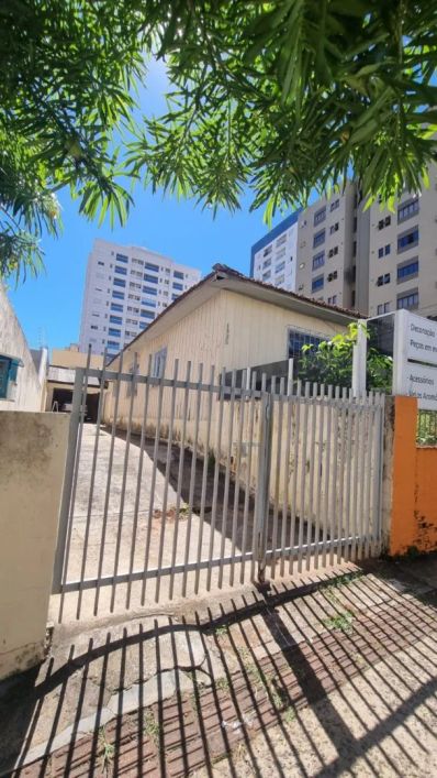 Terrenol com 03 casas, 07 quartos no total, com 339 m² na região Central de Londrina