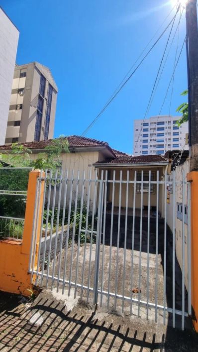 Terrenol com 03 casas, 07 quartos no total, com 339 m² na região Central de Londrina