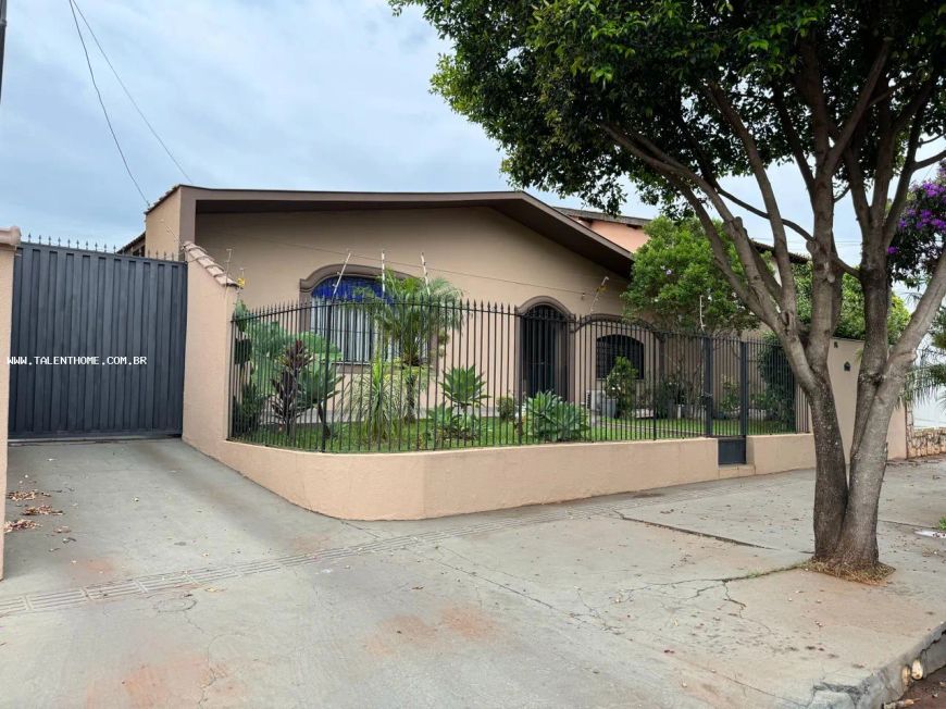 Casa para Venda em Londrina, Jardim Shangri-la A, 4 dormitórios, 1 suíte, 3 banheiros, 3 vagas