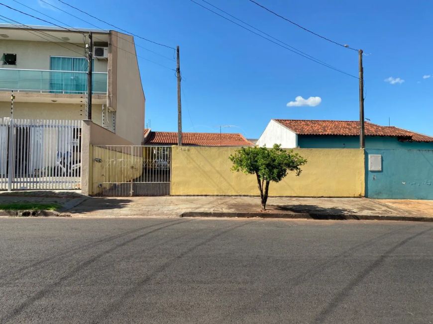 Casa à venda na Região Norte de Londrina com 2 Dormitórios, Grande Quintal e Potencial para Múltiplo