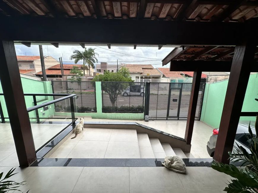 Casa à Venda com 1 Suíte e Piscina no Chamonix, região Leste