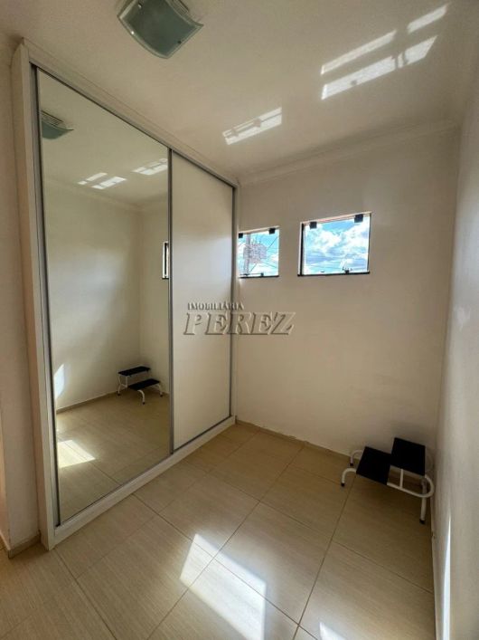 Sobrado de Esquina à Venda - Jardim San Izidro, Zona Leste de Londrina