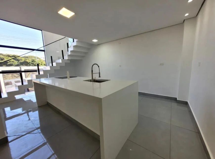 Sobrado para venda tem 216 metros quadrados com 3 quartos em Califórnia - Londrina - PR