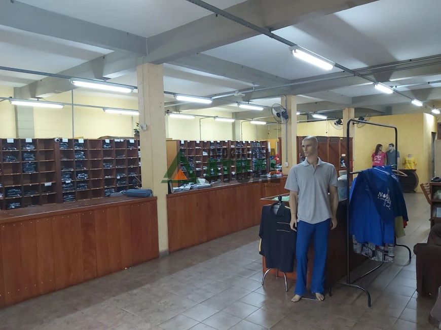 Prédio comercial com casa de fundos totalizando 1080m² na região Central de Londrina