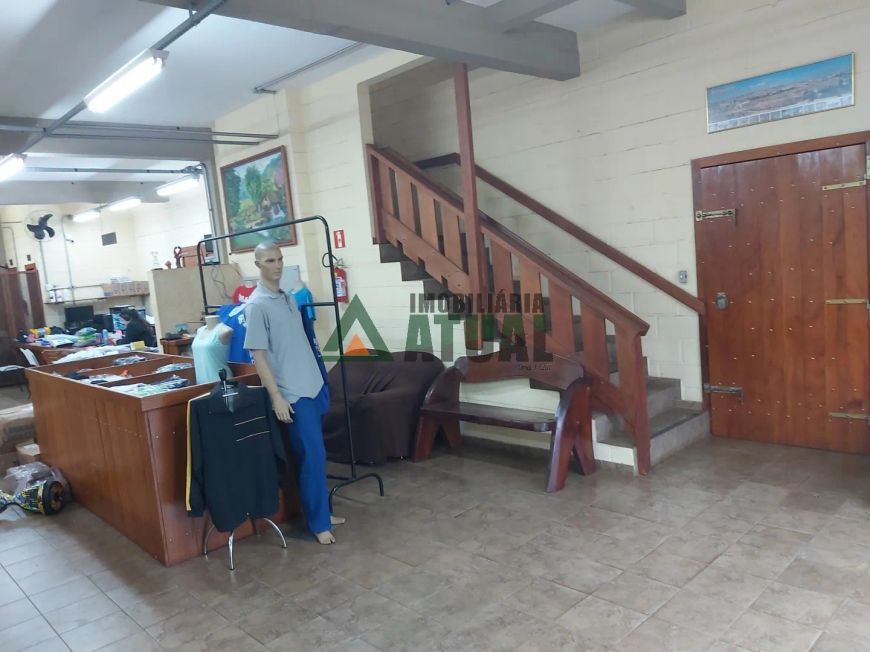 Prédio comercial com casa de fundos totalizando 1080m² na região Central de Londrina