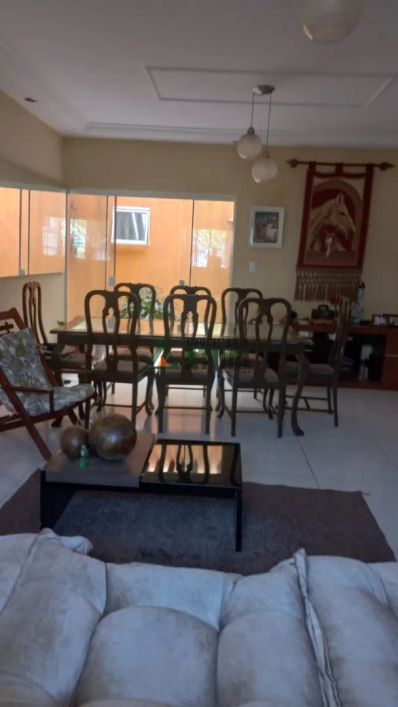 Casa com 03 quartos sendo 01 suíte na região Leste de Londrina