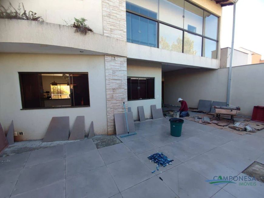 Sobrado com 3 dormitórios à venda, 220 m² por R$ 970.000,00 - Jardim Montecatini - Londrina/PR