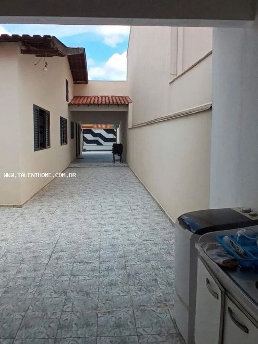 Casa para Venda em Londrina, Jardim Tarumã, 3 dormitórios, 1 suíte, 3 banheiros, 2 vagas