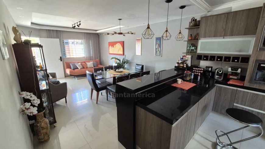 Casa à Venda na Região Norte - 4 Quartos, 2 Suítes em Londrina
