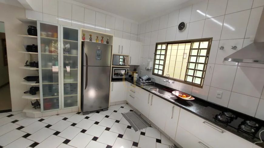 CASA 03 QUARTOS À VENDA ZONA LESTE