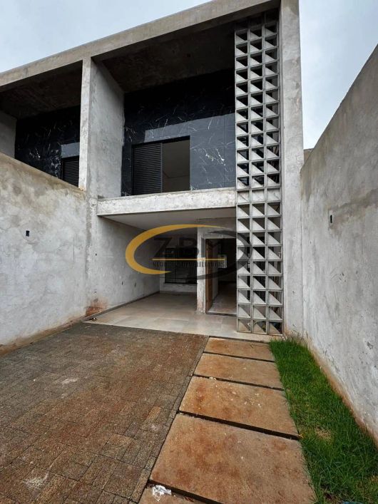 Sobrado geminado à venda, NOVO, 03 quartos (01 suíte), Churrasqueira, quintal, 144 m²util, 02 vagas