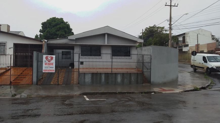 Casa na região Leste de Londrina com 2 vagas de garagem
