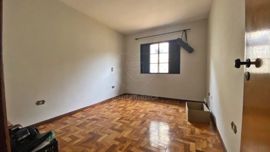 Casa Ampla com 3 Dormitórios 1 Suíte à Venda Próxima à Avenida Robert Koch