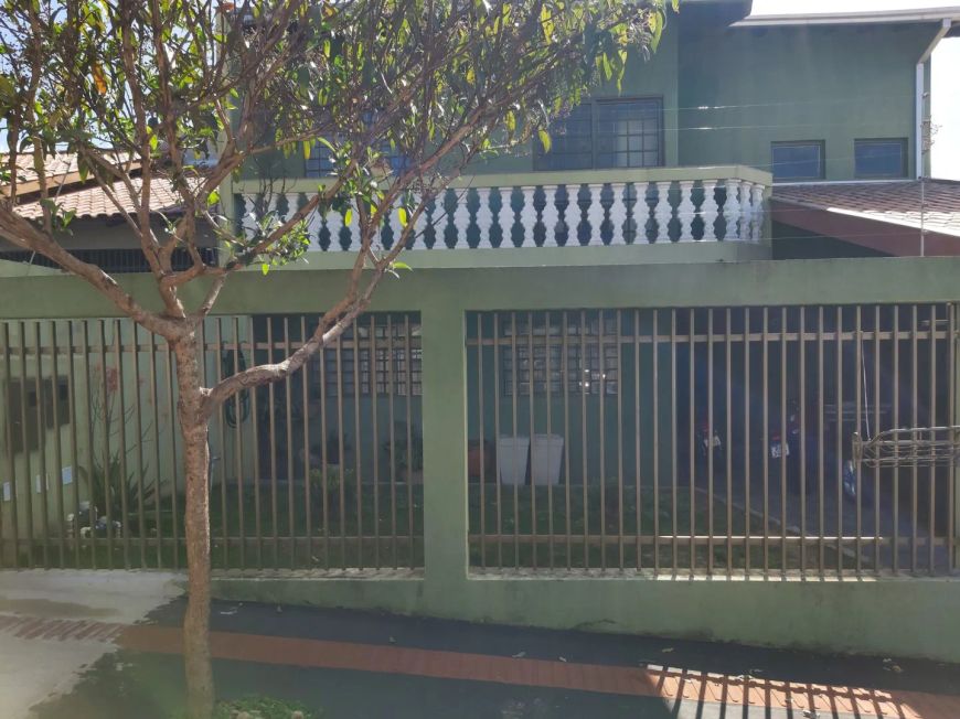 Sobrado bem conservado com 03 quartos sendo 01 suíte na região Sul de Londrina