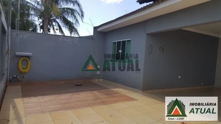 Casa bem conservada com 03 quartos, sendo 01 suíte com hidro na região Leste de Londrina