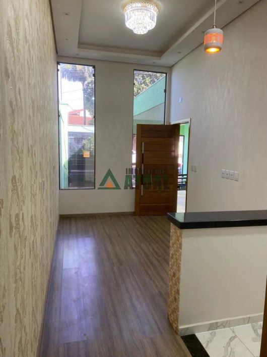 Casa geminada com 03 quartos, sendo 01 suíte, na região Sul de Londrina