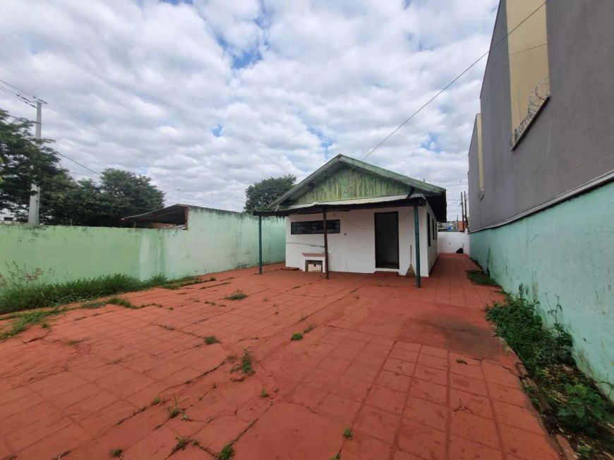 Casa com 02 quartos na região Leste de Londrina