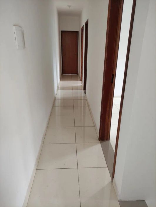 Casa assobradada com 03 quartos sendo 1 suíte na região Leste de Londrina
