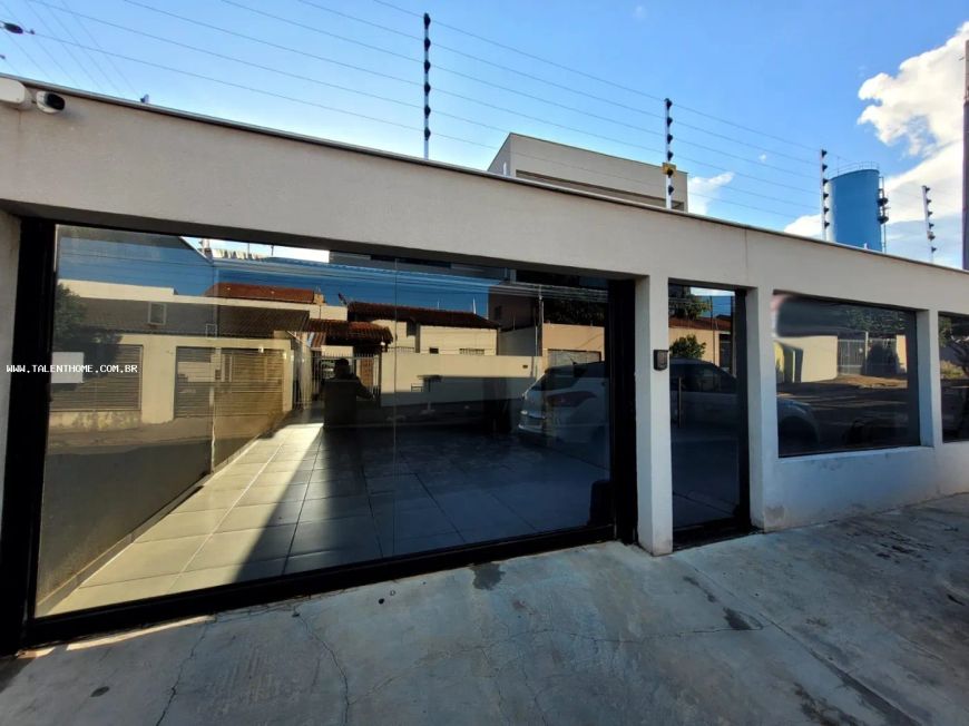 Casa para Venda em Londrina, Jardim Planalto, 3 dormitórios, 1 suíte, 2 banheiros, 2 vagas