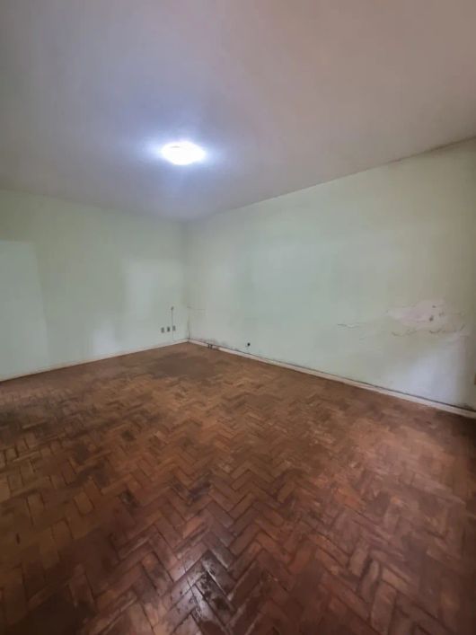 Casa com 03 quartos na região Leste de Londrina