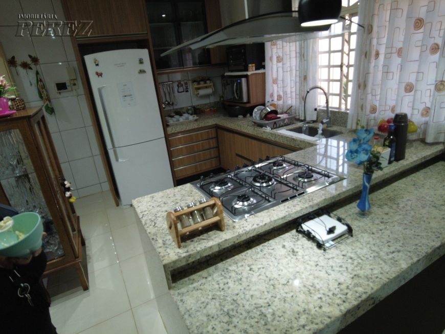 A Imobiliária Perez oferece a você uma ótima oportunidade de sobrado para venda em Londrina.