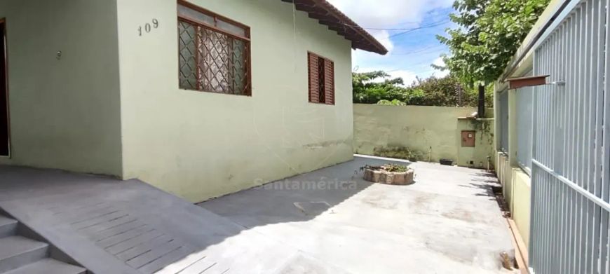 Casa à venda com 3 Dormitórios na região Oeste de Londrina.