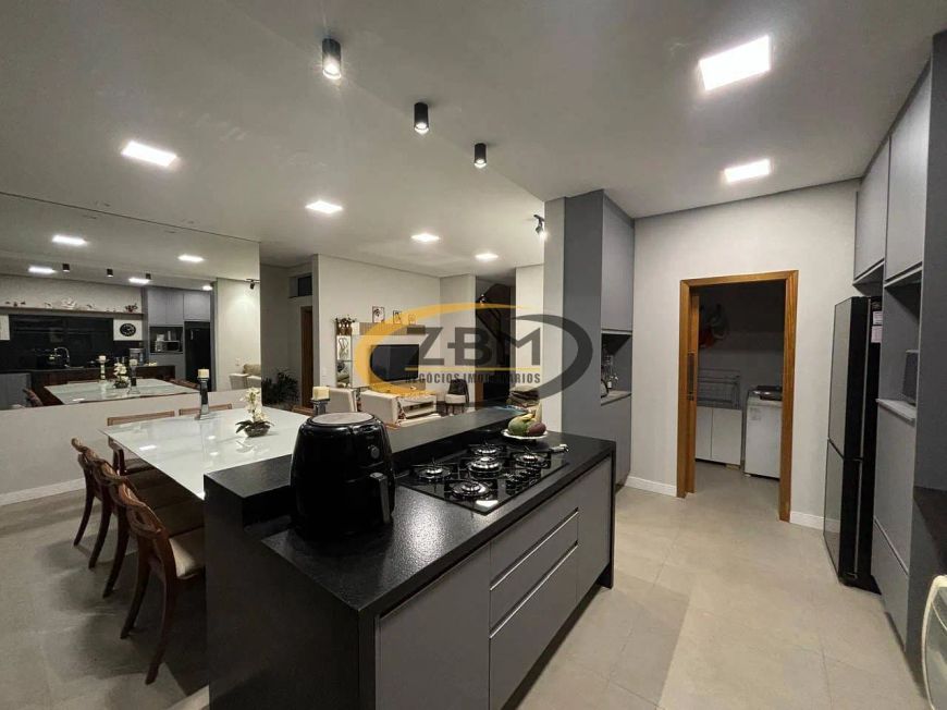 Casa à Venda, Nova, 03 quartos (02 suítes), Armários planejados, 258 m²total, Parque Tauá - Tangara