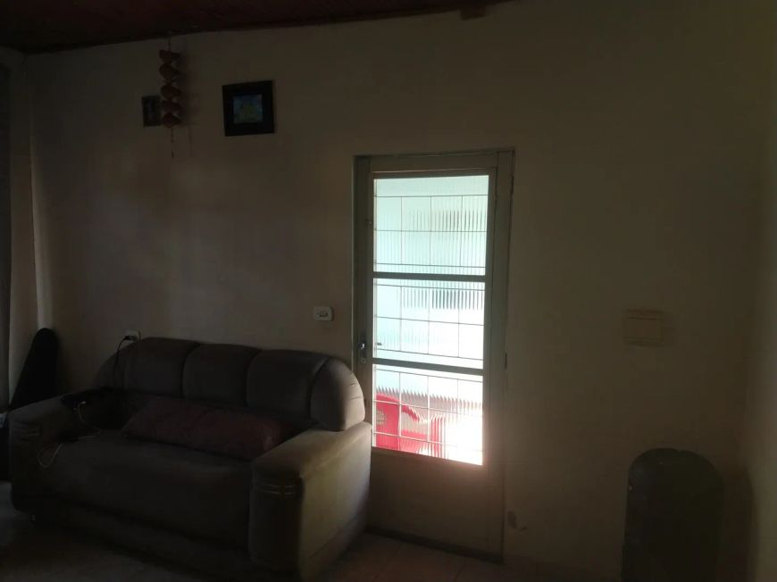 Casa - frente e fundos - com 5 quartos no total, na região Central de Londrina