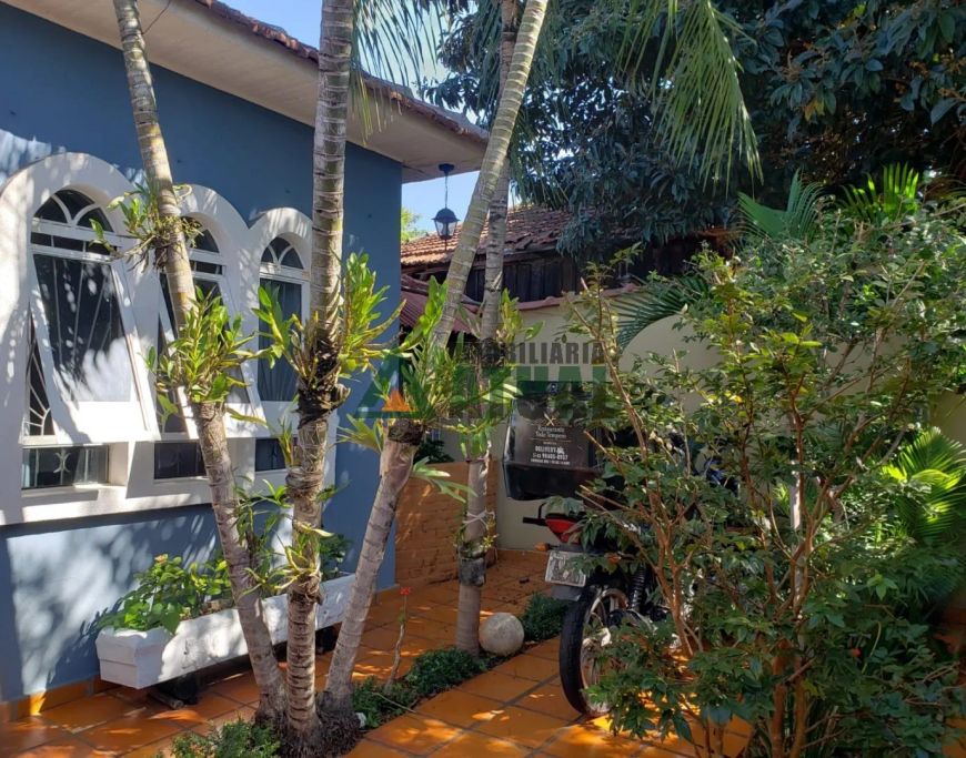 Casa com 05 quartos na região Central de Londrina