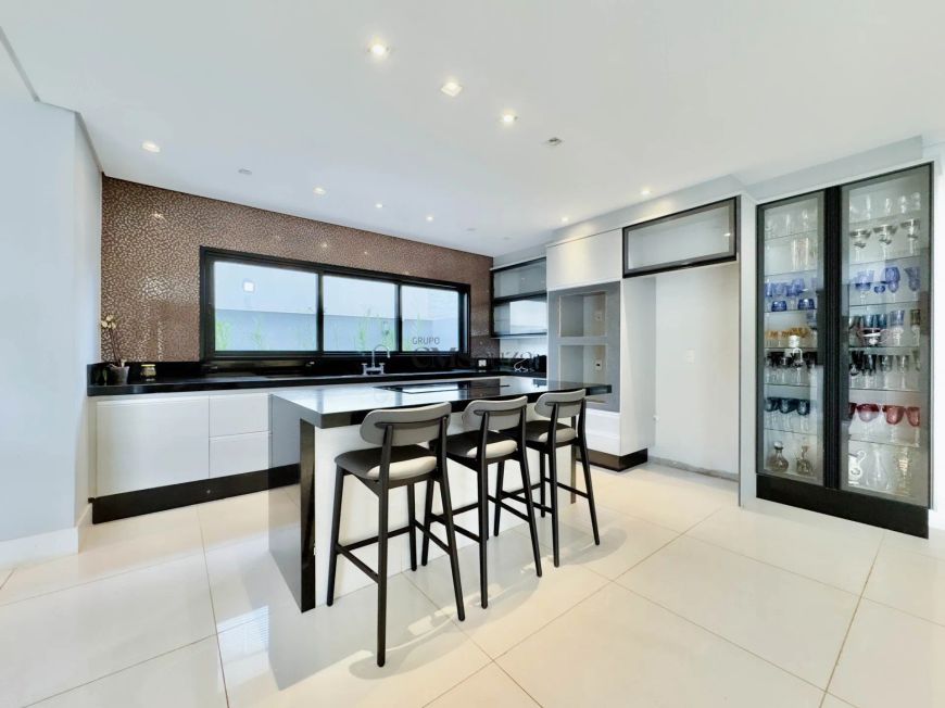 Casa em Condomínio com 3 suítes à Venda - 264m