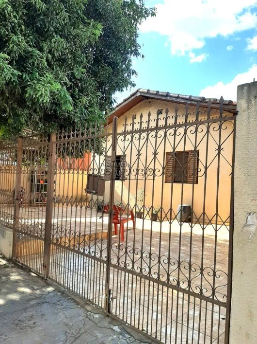 Casa com dependência a venda na rua Da Violetas, no parque Ouro Branco.
