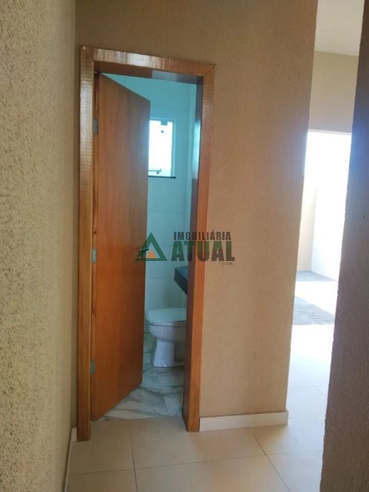 Sobrado com 4 quartos, sendo 1 suíte na região Oeste de Londrina