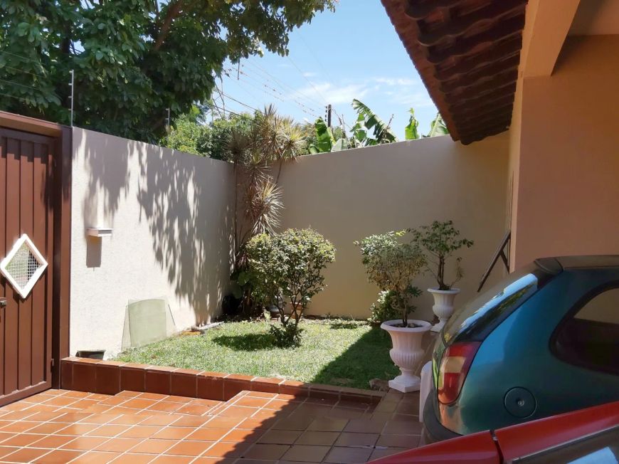 Casa bem conservada com 03 quartros sendo 01 suíte na região Leste de Londrina