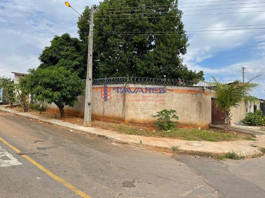 Casa em lote de esquina - Setor Santo André