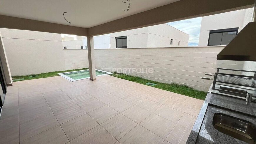 Sobrado para venda possui 181 metros quadrados com 4 quartos