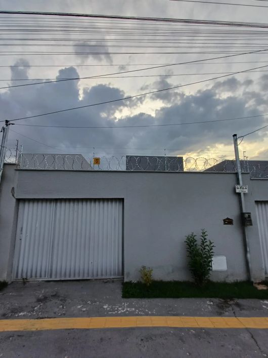 CASA 2 QTS, 1 SUITE E ÁREA CHURRASQUEIRA, JD, PAMPULHA PRÓXIMO A MABEL E BR 153 Casa de Rua com 2 Qu
